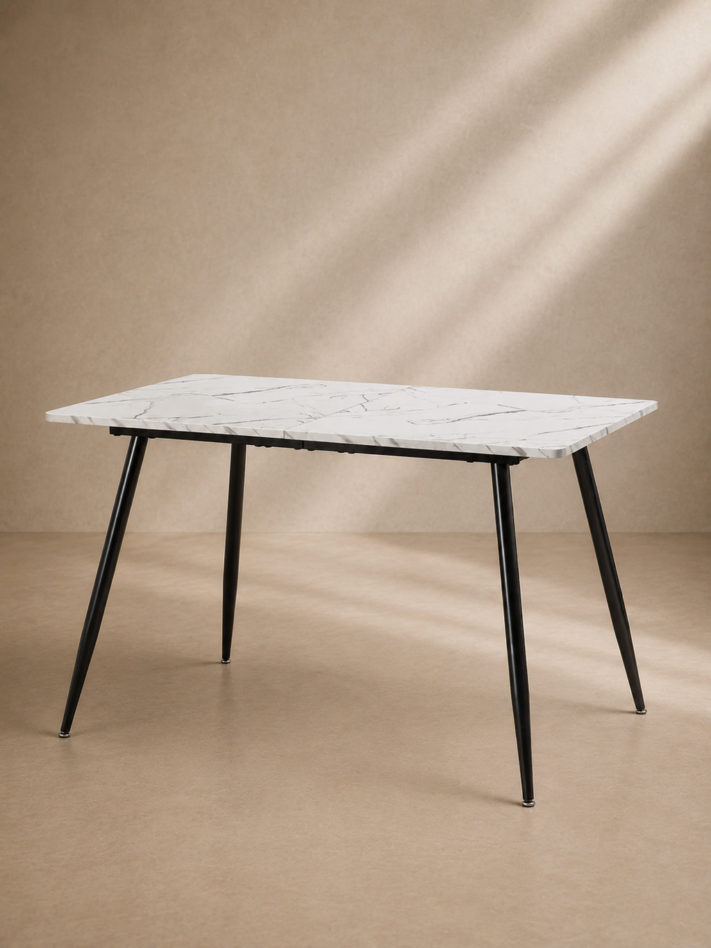 LAYNA - Table à manger effet marbre blanc 120 cm – Style contemporain avec pieds en métal noir