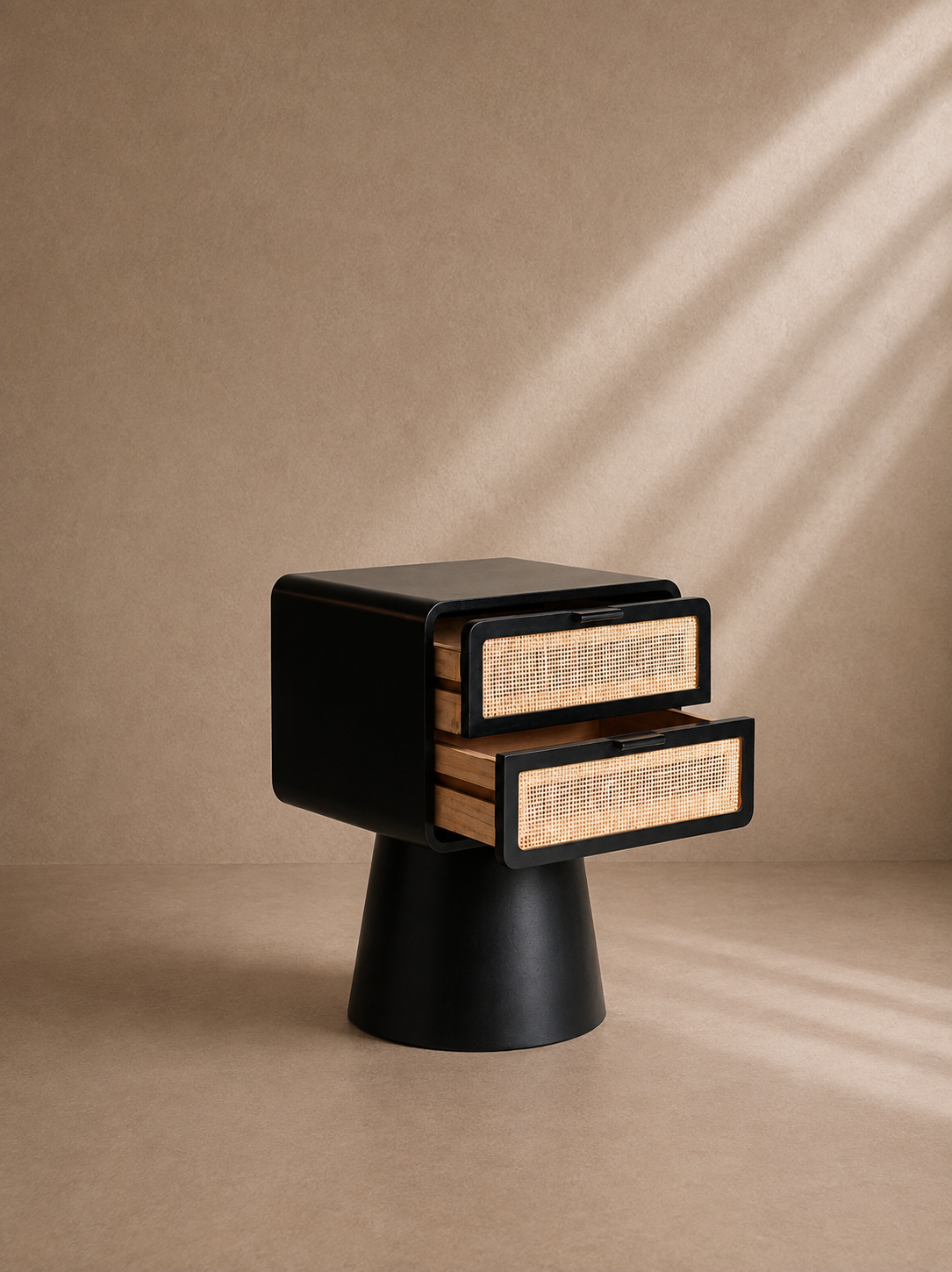 OROL - Mesita de noche de diseño en madera de pino negro y ratán natural