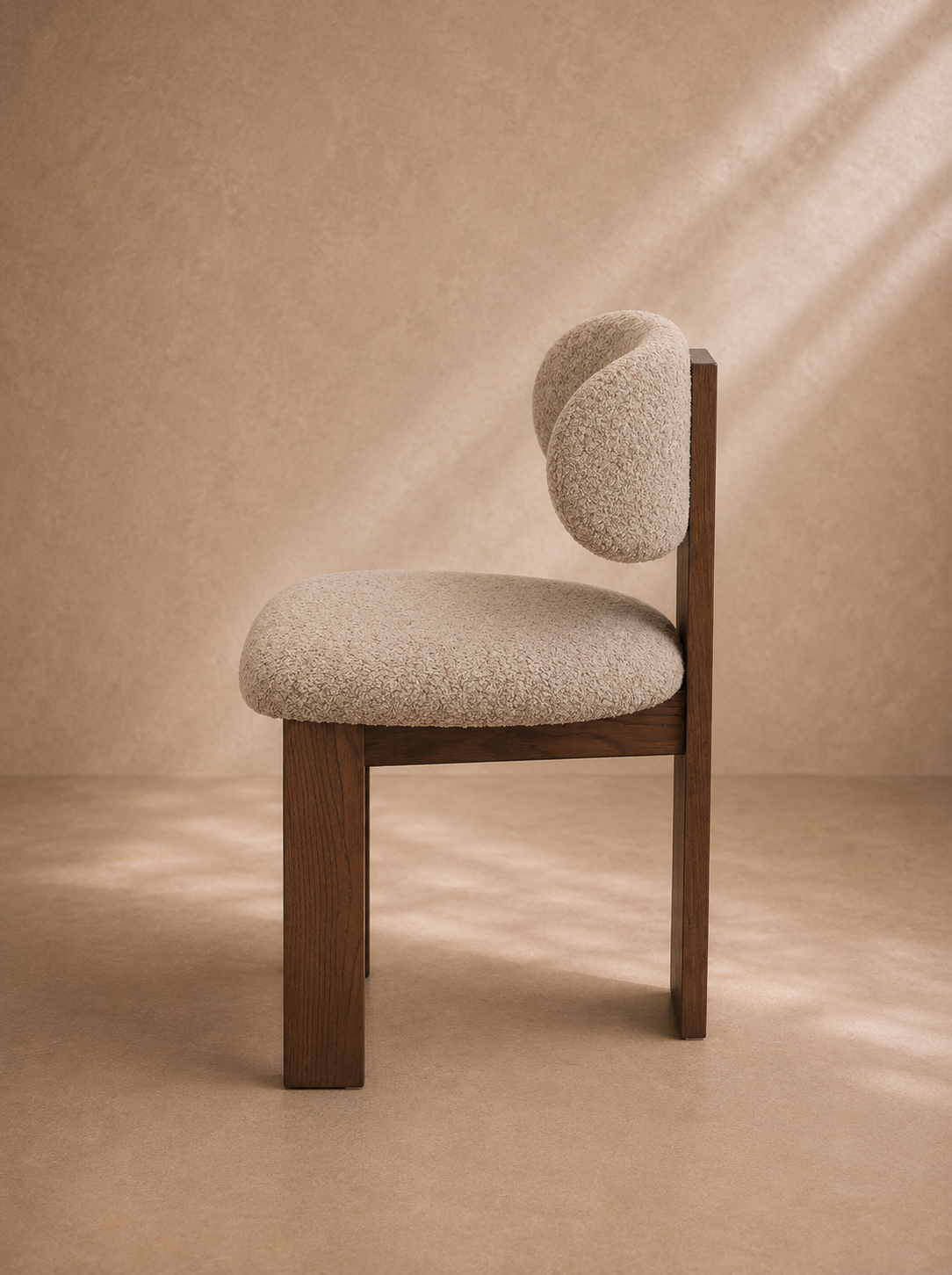 BENAS - Chaise en bois d’orme massif finition noyer et tissu bouclé beige
