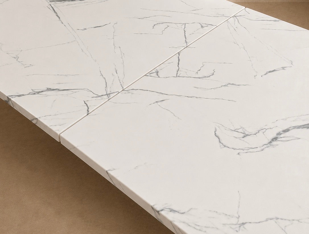 LAYNA - Table à manger effet marbre blanc 120 cm – Style contemporain avec pieds en métal noir