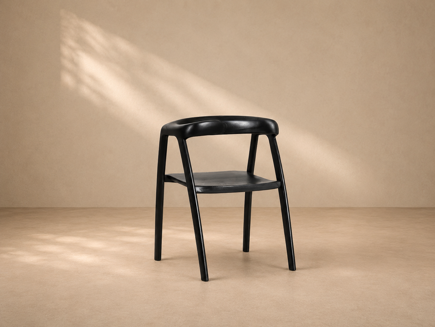 DINA - Chaise design noire en bois d'orme