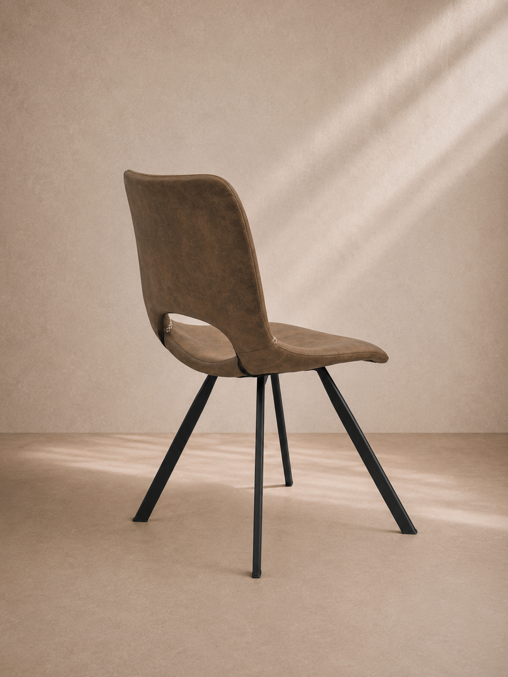 POLA - Chaise design en similicuir marron avec pieds en métal noir