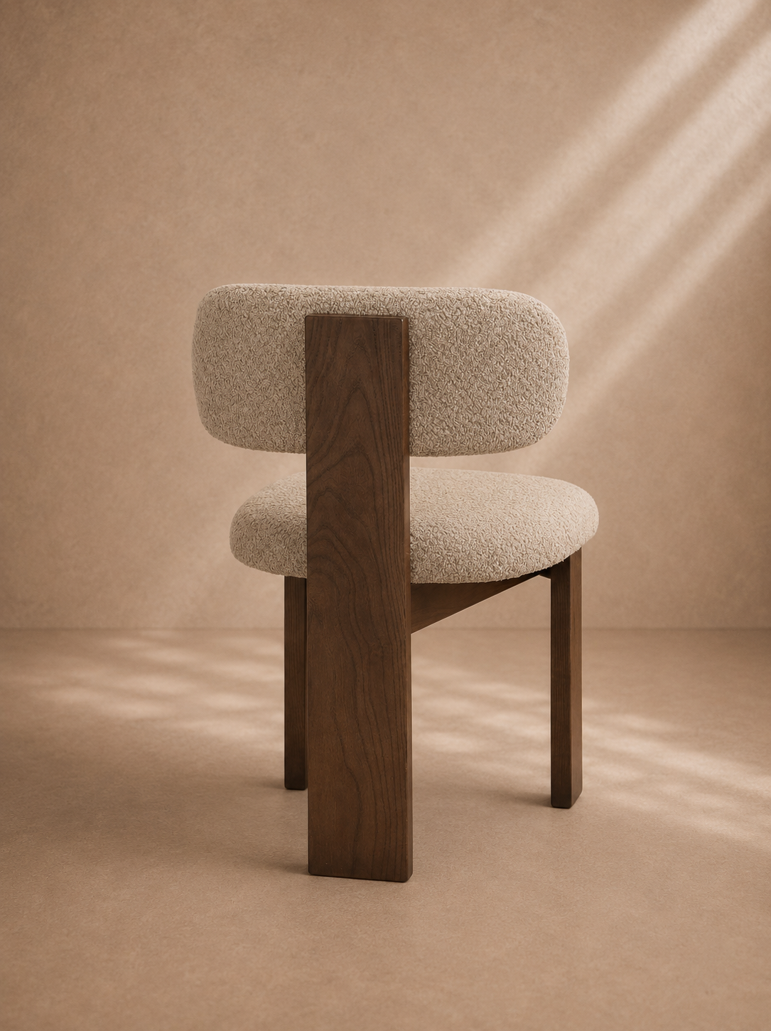 BENAS - Chaise en bois d’orme massif finition noyer et tissu bouclé beige