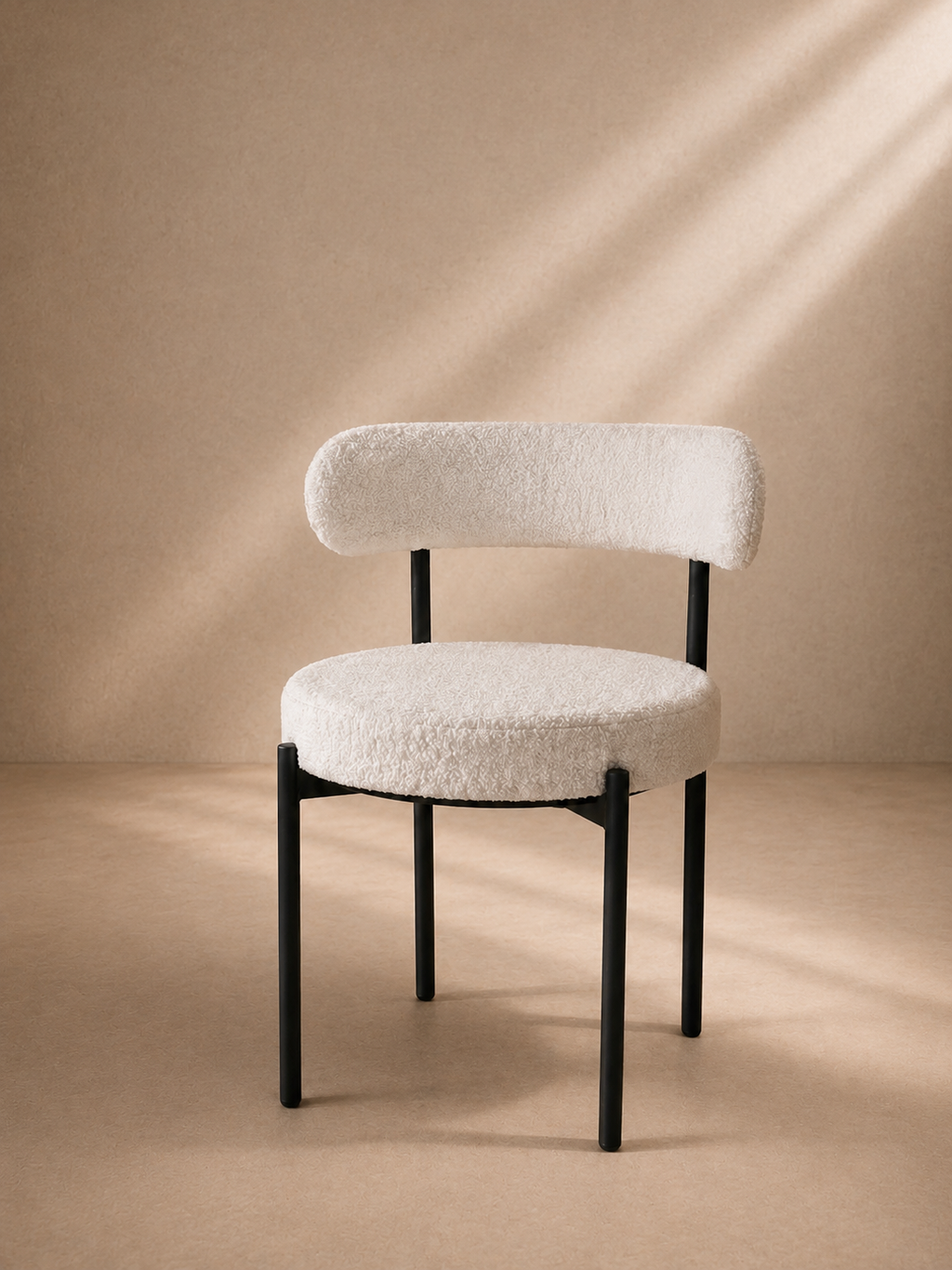 ENDRA - Chaise design en revêtement bouclé blanc et structure en métal