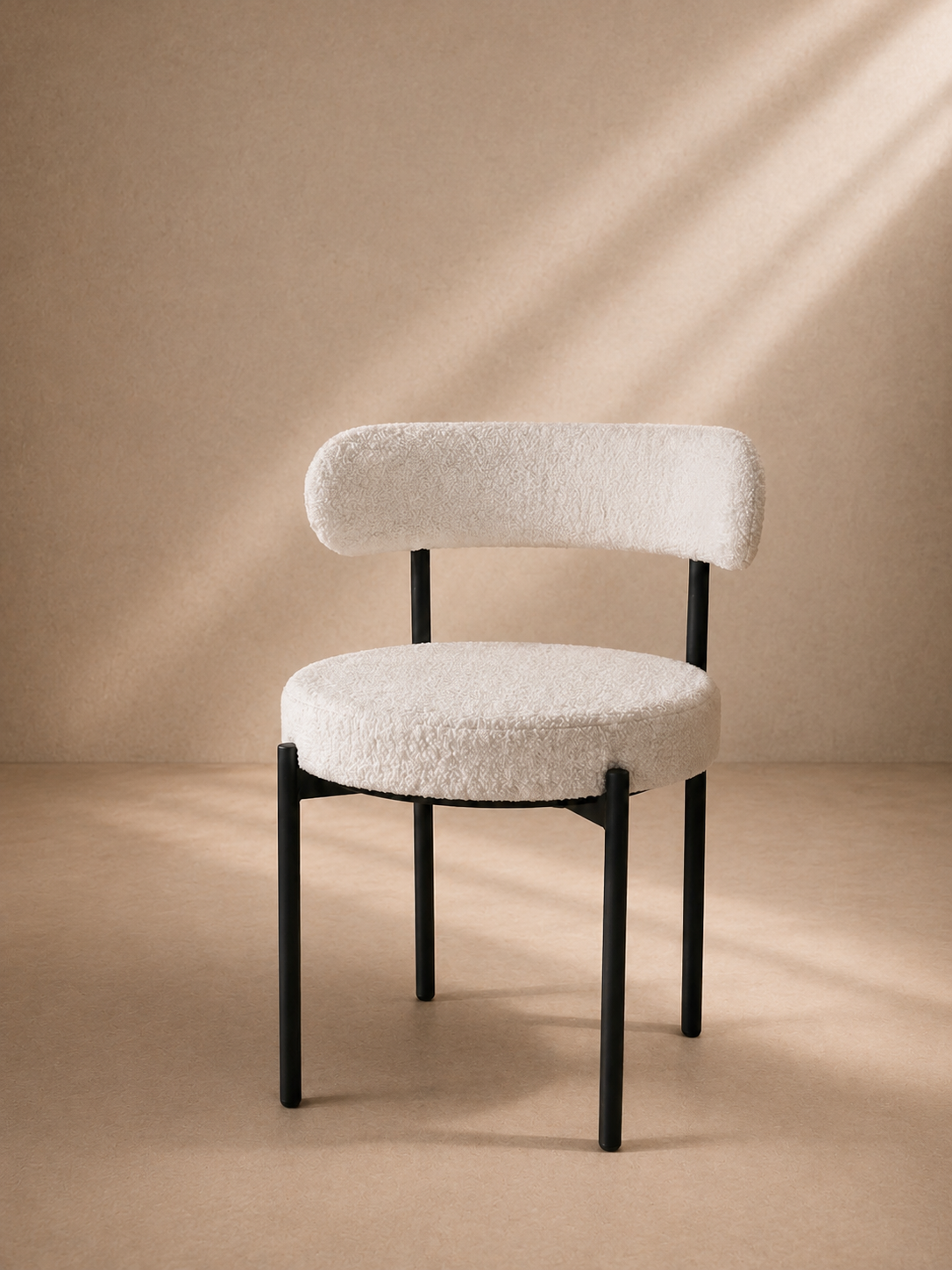 ENDRA - Chaise design en revêtement bouclé blanc et structure en métal