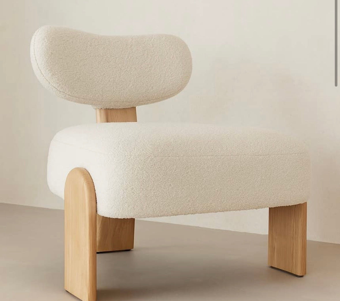 TIELMES - Fauteuil design en bouclette blanc et bois massif de frêne