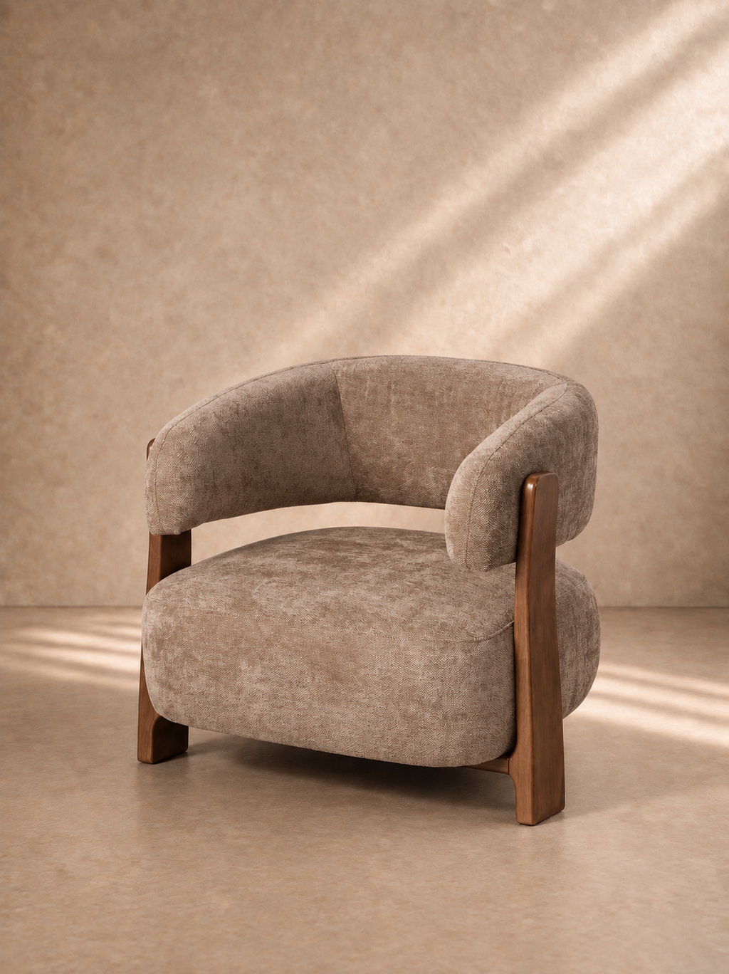 GALA - Sillón de tela marrón y madera maciza de pino – Diseño contemporáneo