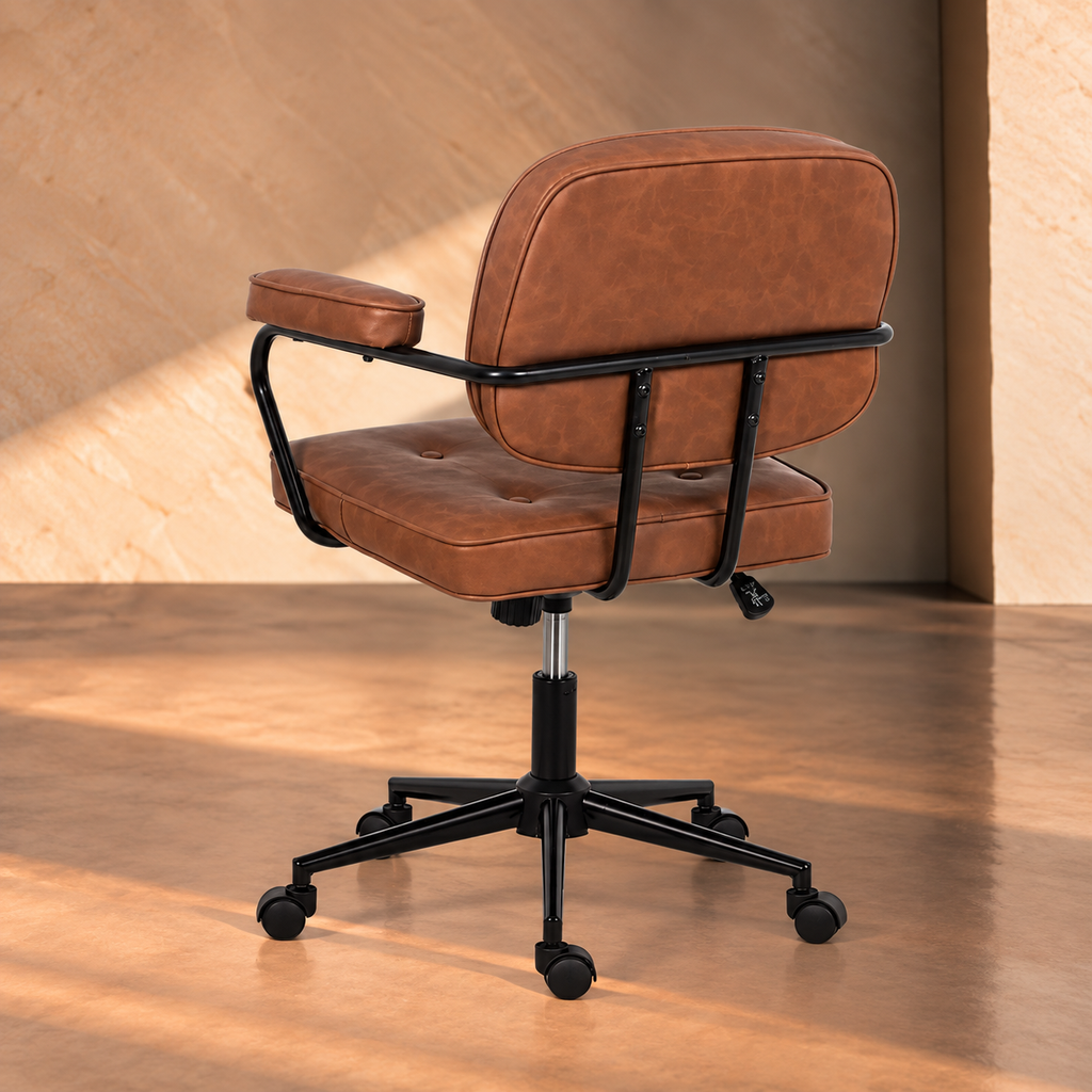 L'ESCALA - Silla de oficina con ruedas en piel sintética color camel y metal 56 × 56 × 92 cm