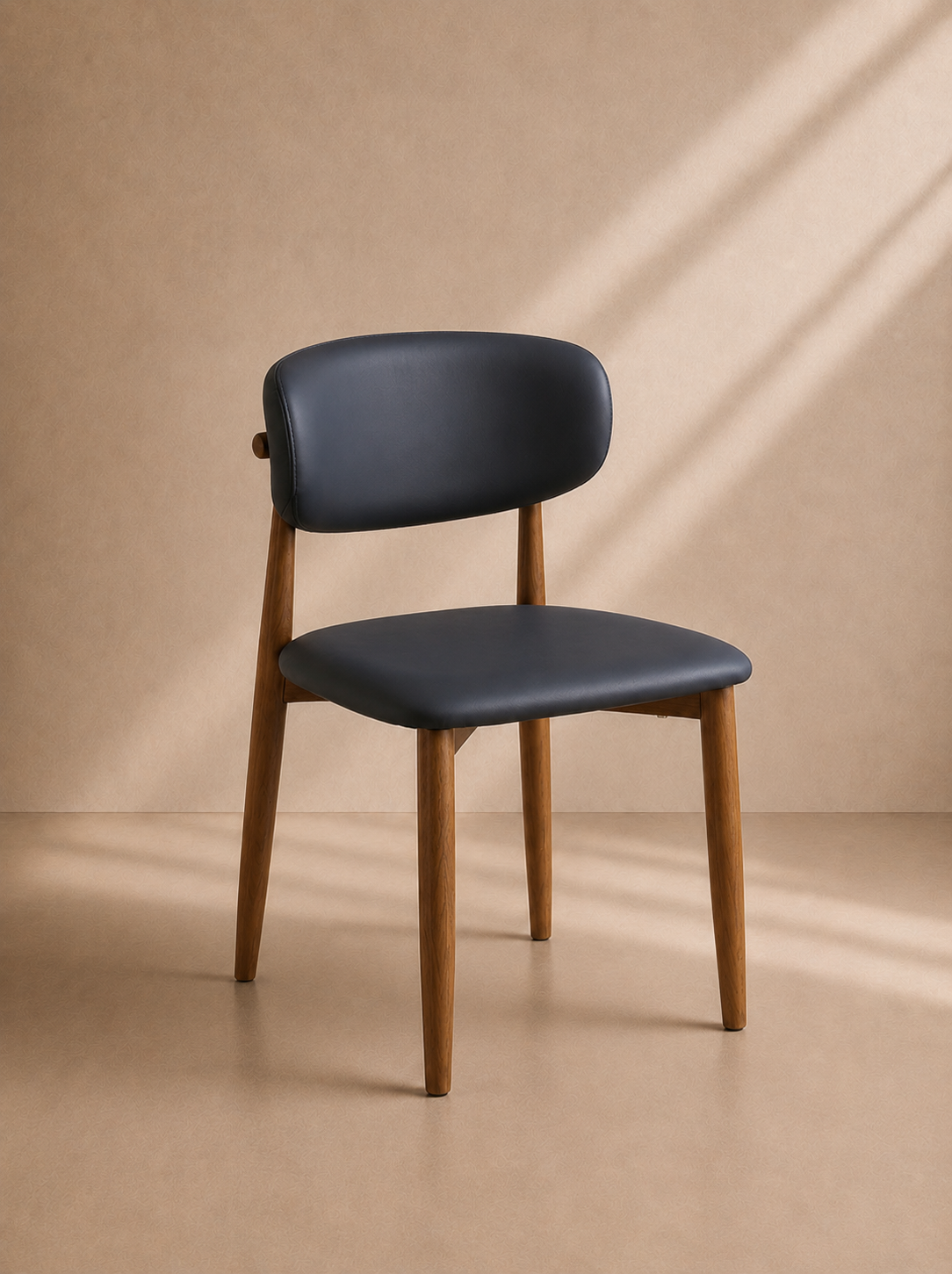LEMA - Chaise de salle à manger en similicuir noir et finition bois au design moderne
