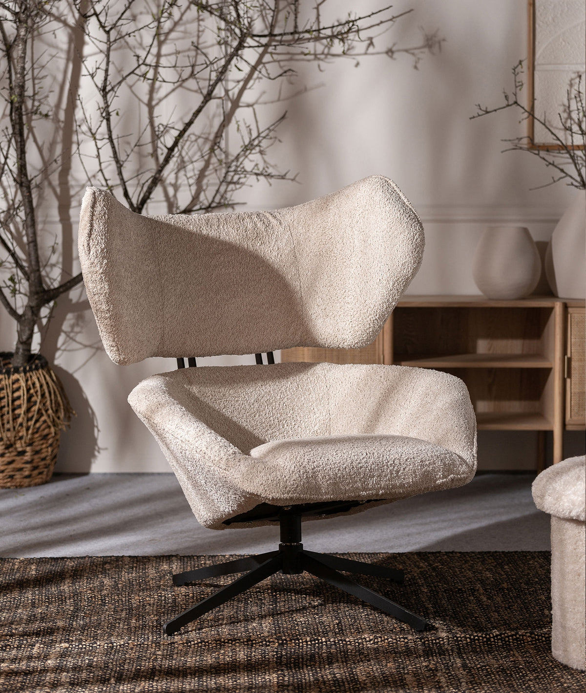 LLERA - Sillón giratorio de bouclé color crema – Diseño contemporáneo y elegante