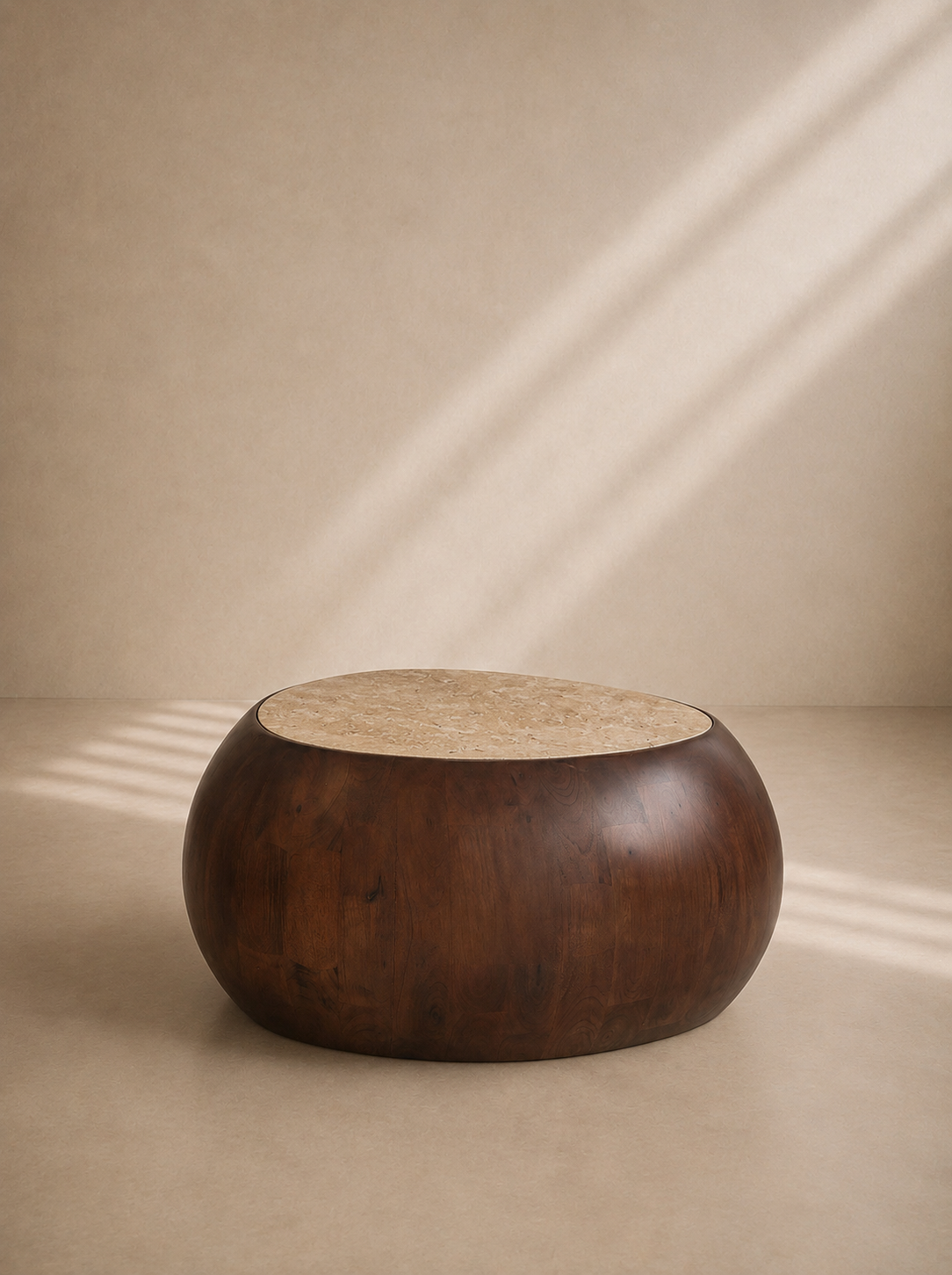SINEU - Table basse ronde en bois de manguier et travertin