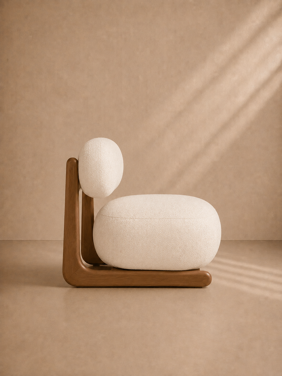 BEDAR - Fauteuil design en tissu bouclé crème et structure en noyer