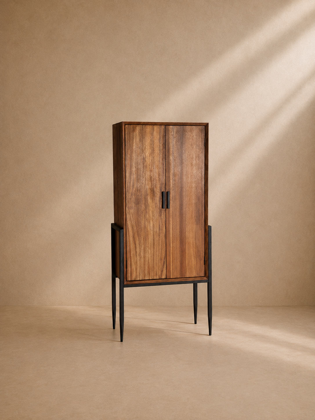 JACA - Armario de diseño de madera marrón y metal negro