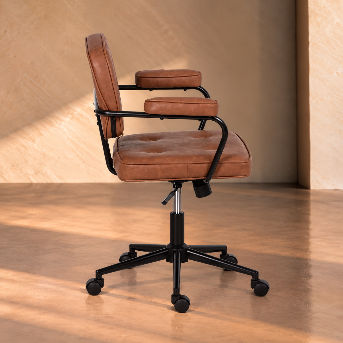 L'ESCALA - Silla de oficina con ruedas en piel sintética color camel y metal 56 × 56 × 92 cm