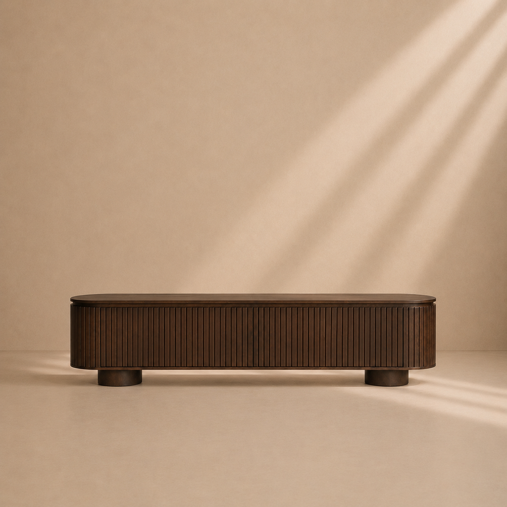 QUILA - Mueble TV de madera de mango 180 cm marrón oscuro con diseño redondeado y puertas ranuradas