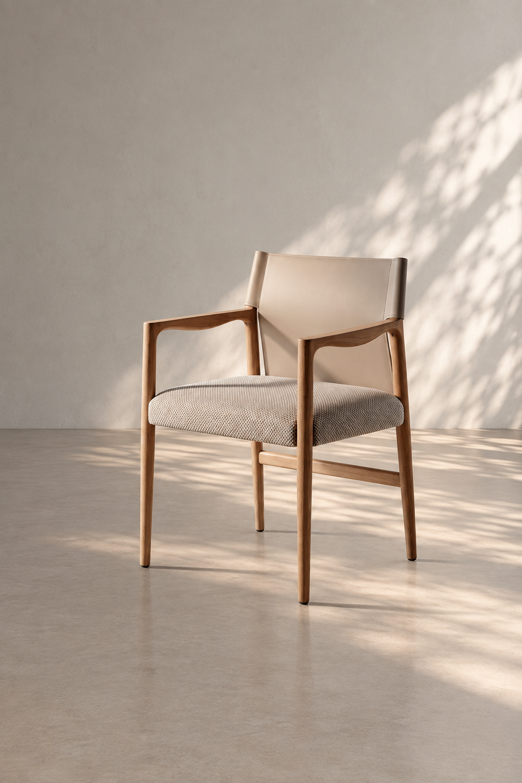 MOURA - Silla de comedor con reposabrazos color topo