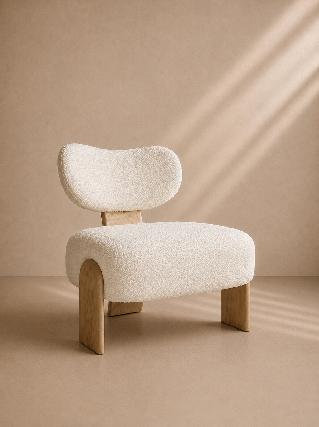 TIELMES - Fauteuil design en bouclette blanc et bois massif de frêne