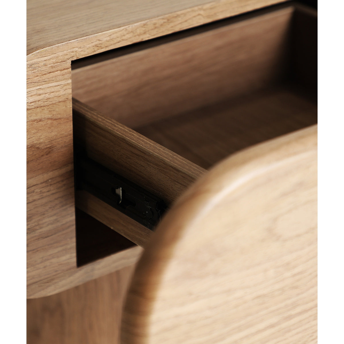MÉNERBES - Mesita de noche de madera beige y chapa de nogal