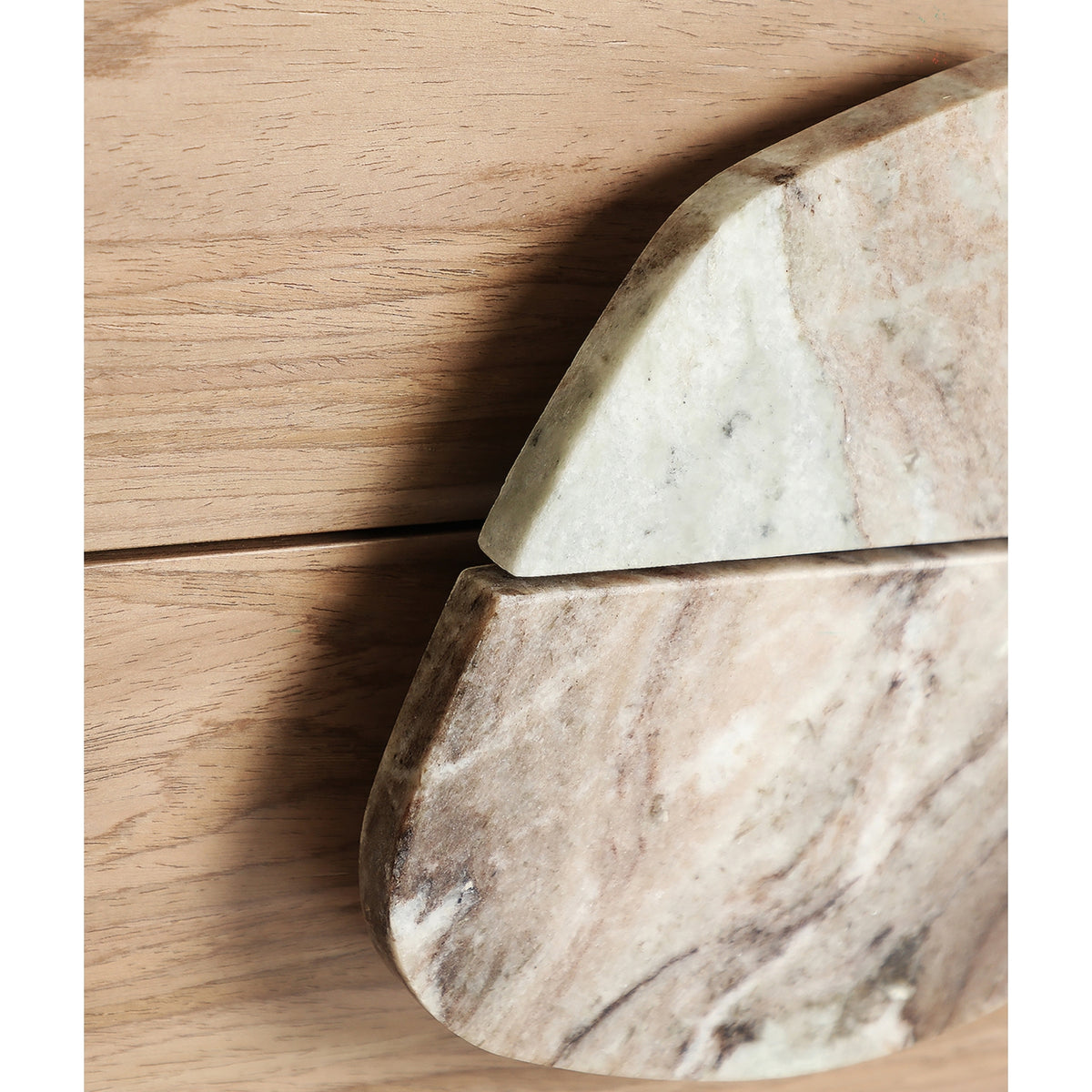 MÉNERBES - Table de nuit en bois beige, placage noyer et marbre
