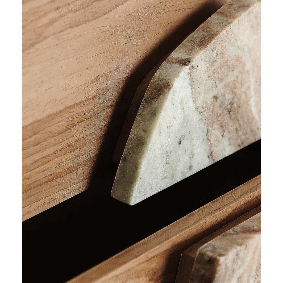 MÉNERBES - Table de nuit en bois beige, placage noyer et marbre
