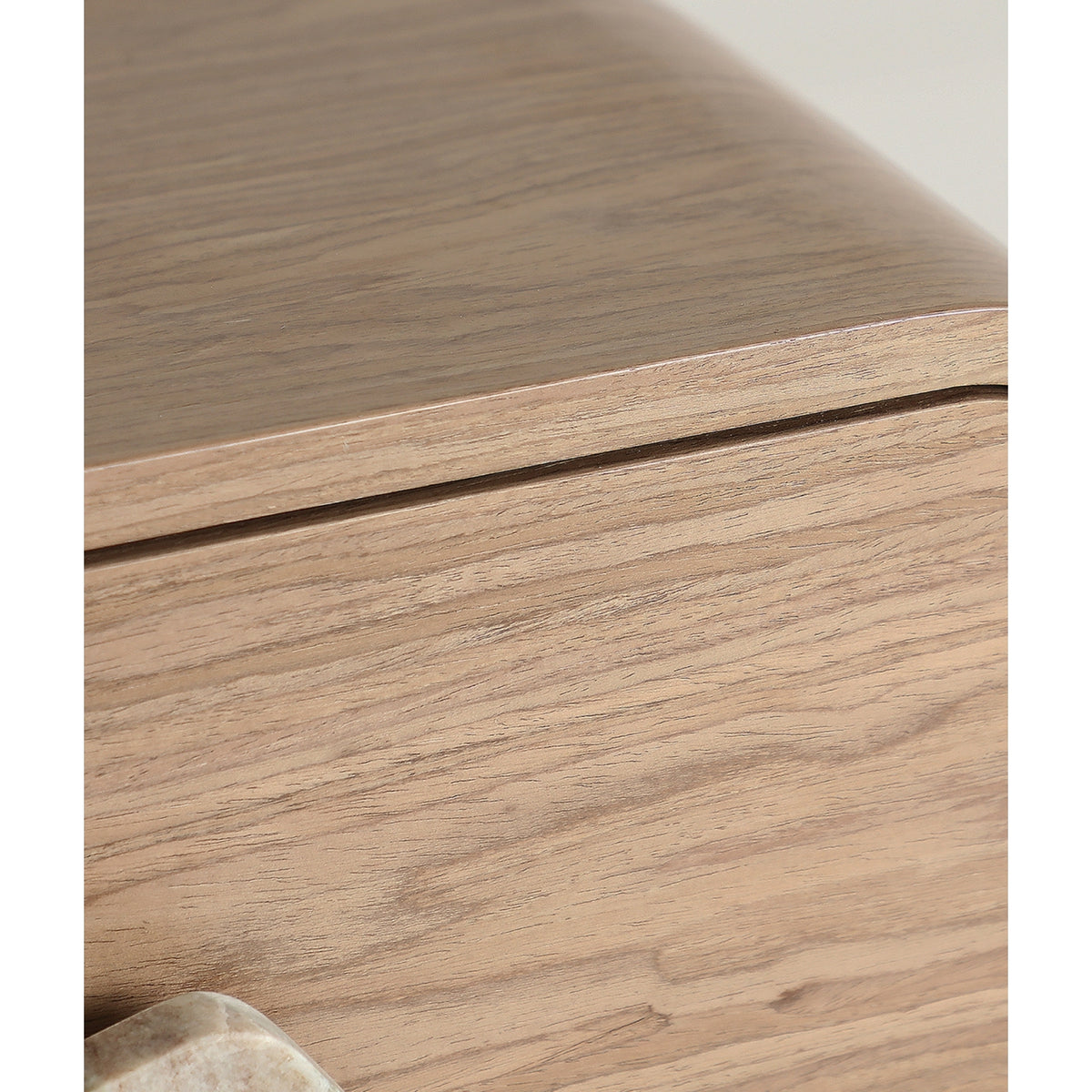 MÉNERBES - Table de nuit en bois beige, placage noyer et marbre